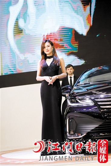 車展現(xiàn)場少不了香車美女。