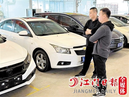 降價(jià)潮下，部分準(zhǔn)備購(gòu)買二手車的市民持觀望態(tài)度。