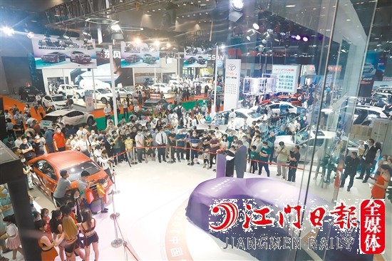 往屆“五一”車展吸引許多消費者前來看車、購車。