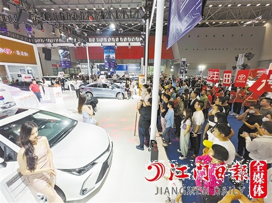 車模走秀吸引眾多消費(fèi)者的目光。