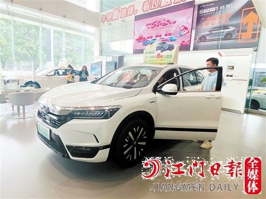 “國六a”車型吸引消費者目光。