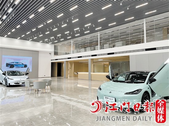 昊鉑中心江門蓬江店展廳寬敞明亮。