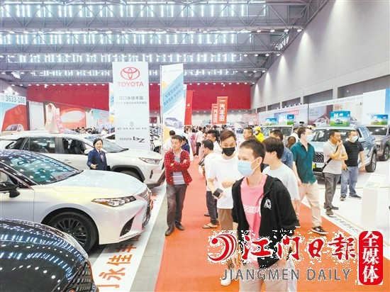 本報在二季度舉辦的車展吸引了不少市民看車、買車。