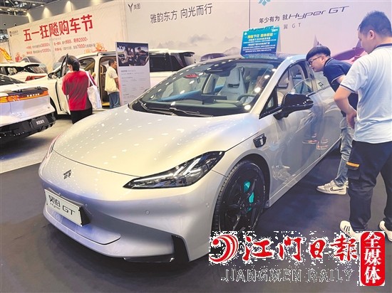 憑借帥氣的外形，轎跑牢牢吸引年輕消費(fèi)者的目光。