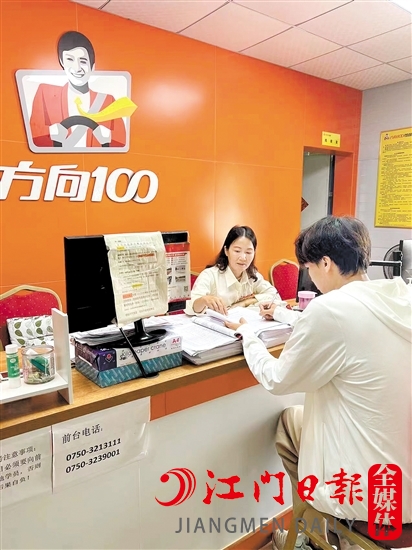 學生在駕校報名學車。