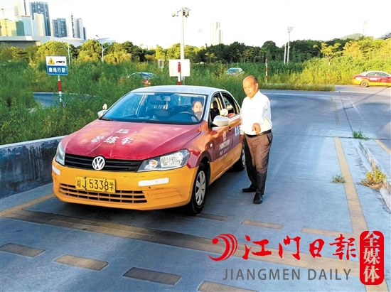 教練在教學生學車。