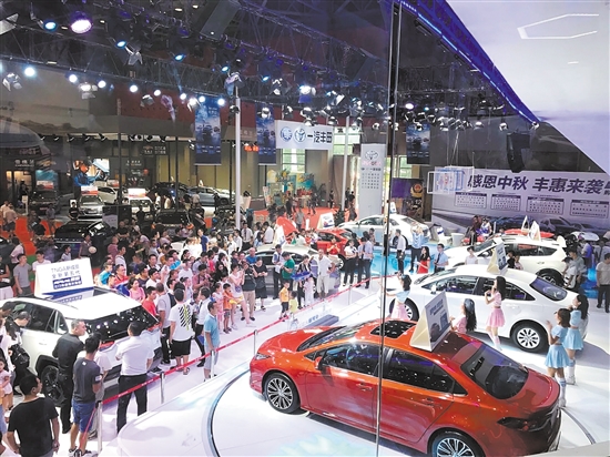“十一”車展以規(guī)模大、規(guī)格高而著稱。圖為往屆“十一”車展現(xiàn)場。