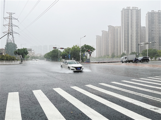 暴雨天行車時(shí)需注意減速慢行。