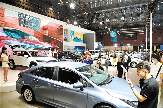 中秋國慶車展期間，吸引不少消費者看車、購車。