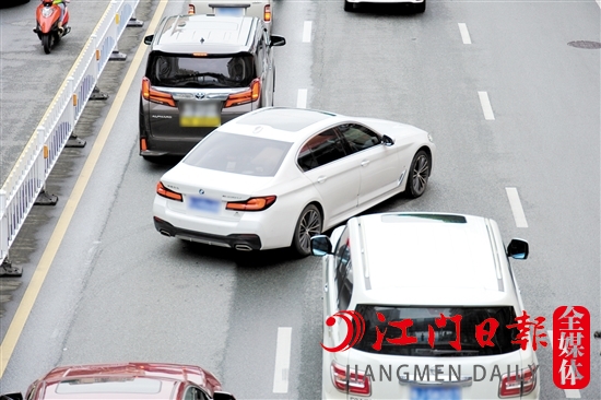 機(jī)動(dòng)車插隊(duì)加塞會(huì)加劇道路擁堵。