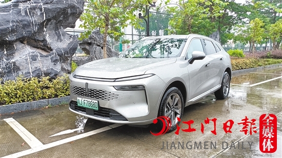 新摩卡DHT-PHEV對前臉進(jìn)行了重新打造，整體輪廓大氣優(yōu)美。