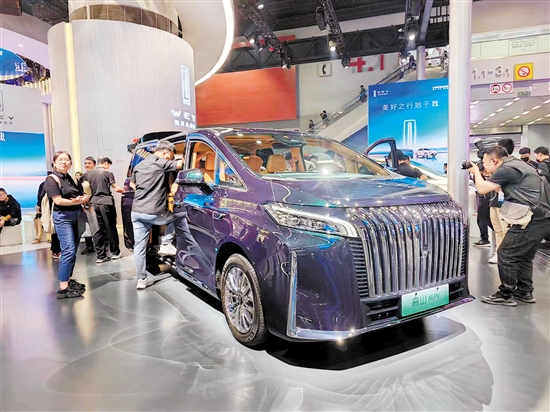 車展現(xiàn)場，亮相的新能源MPV非常多。