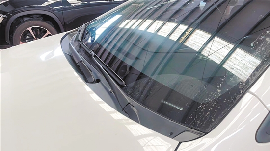 車架號可在汽車前擋風(fēng)玻璃左下角找到。