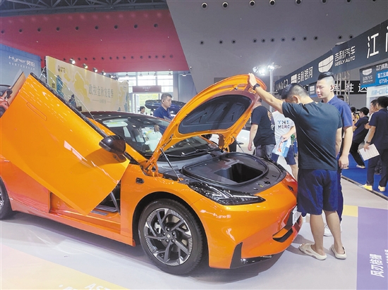 新能源汽車大多配備駕駛輔助功能，受到消費(fèi)者青睞。