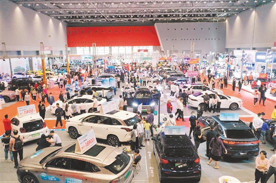 由江門日?qǐng)?bào)社舉辦的車展影響力越來(lái)越大，對(duì)汽車消費(fèi)市場(chǎng)回暖起到了推動(dòng)作用。司徒俊杰
