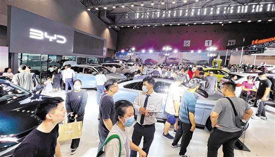 憑著主推新能源汽車，自主品牌吸引眾多市民目光。