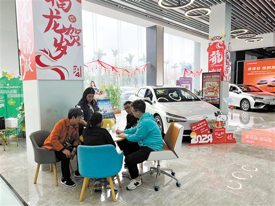 春節(jié)期間,不少車商推出購車優(yōu)惠，吸引消費者購車。