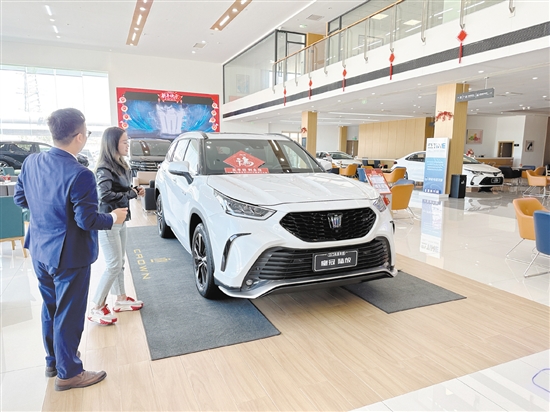 不少消費者到店就問有無現(xiàn)車。