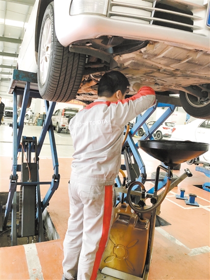 維修人員正在對汽車進(jìn)行維修保養(yǎng)。