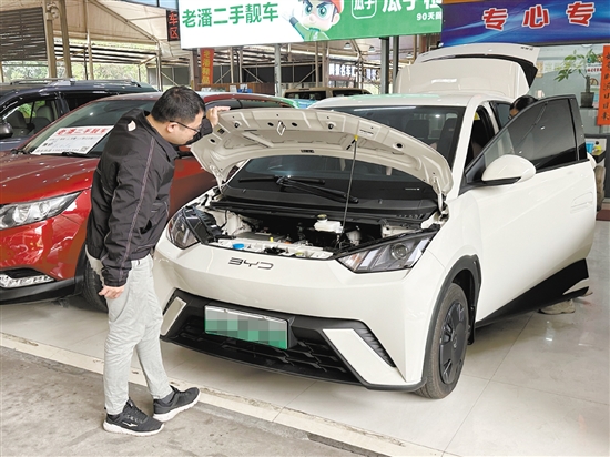 新車降價(jià)，二手新能源汽車吸引許多消費(fèi)者目光。