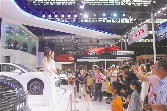 回顧歷屆“五一”車展，上市新車都會吸引許多消費(fèi)者目光。