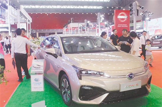 很多消費(fèi)者在“五一”車展上買到了心儀的靚車。