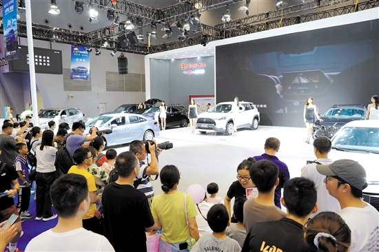 往屆車(chē)展的車(chē)模、靚車(chē)總能吸引攝影發(fā)燒友的“長(zhǎng)槍短炮”。