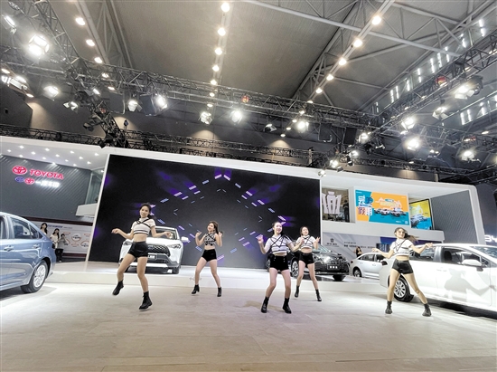 “五一”車(chē)展期間，高科技展具與精彩表演將共同呈現(xiàn)。