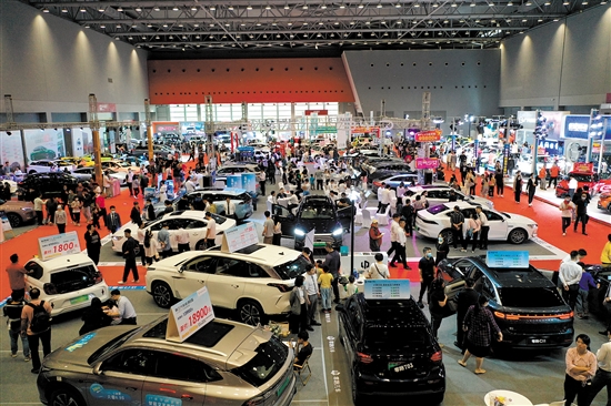 往年的“五一”車展現(xiàn)場人氣旺。