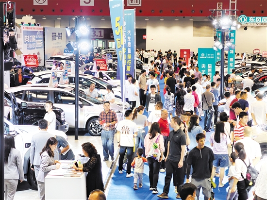 車展現(xiàn)場人氣旺。