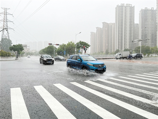 雨天行車，雨水會阻礙駕駛?cè)说囊暰€，要注意減速慢行。