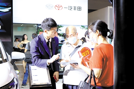 “五一”車(chē)展期間，購(gòu)車(chē)客戶(hù)就非常關(guān)心補(bǔ)貼問(wèn)題。