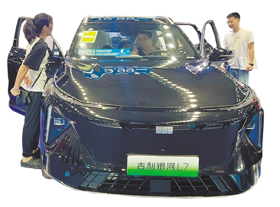 以舊換新政策的出臺(tái)，吸引不少消費(fèi)者前往4S店看車、買車。