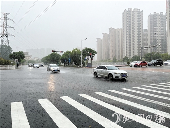 暴雨天氣給我們的出行帶來了很大的風(fēng)險(xiǎn)，要做好各種避險(xiǎn)措施。
