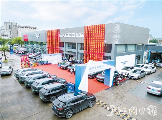該中心集汽車銷售、售后維修、保養(yǎng)、二手車置換、店內上牌于一體，方便消費者看車買車。