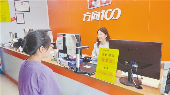高考結(jié)束后，很多考生前往駕校報考駕照。