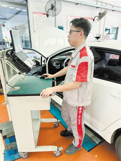 4S店工作人員在處理召回汽車事宜。