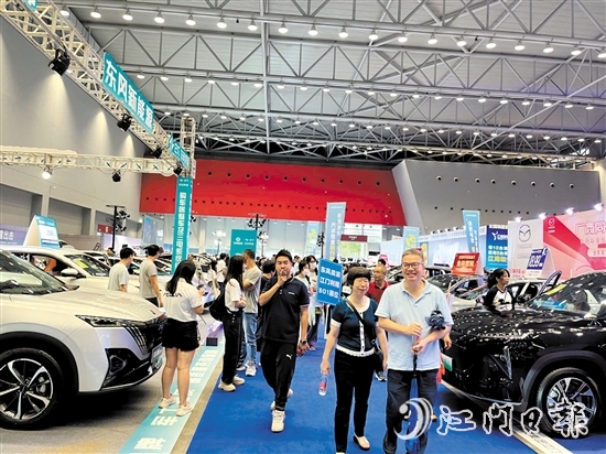 “五一”車展人氣旺，現(xiàn)場成交給力。