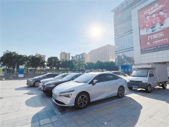 艷陽(yáng)高照，汽車(chē)在戶(hù)外備受“烤”驗(yàn)。