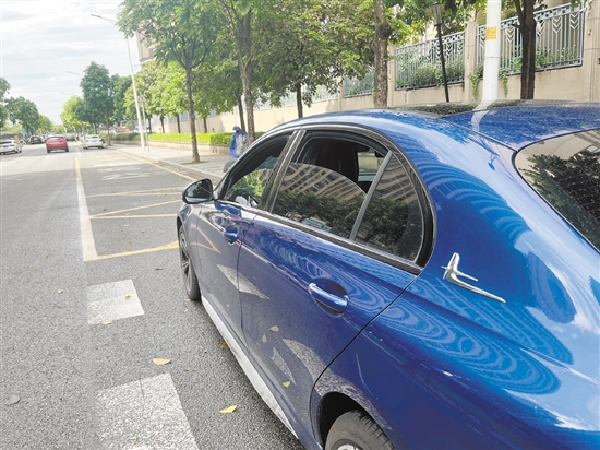 汽車經(jīng)過暴曬后，應(yīng)先把所有車窗打開。