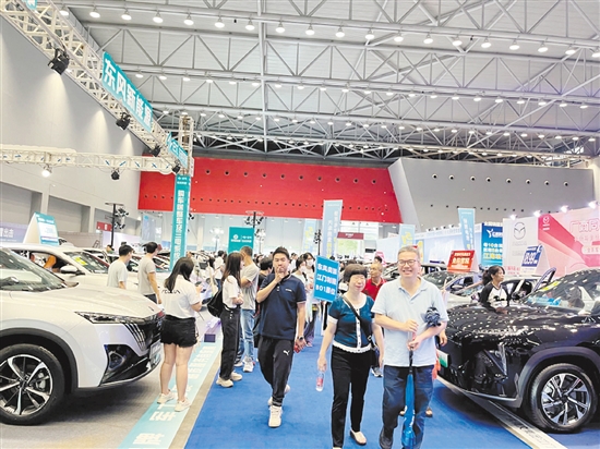 本報車展一直吸引眾多市民的目光。