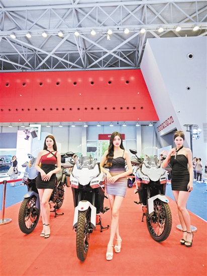 回顧本報往屆車展，不乏美女模特身影。