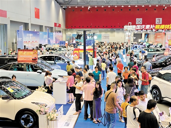 本報“十一”車展人氣旺。