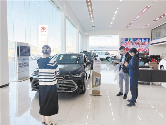 江門不少汽車經(jīng)銷商積極開展降價促銷活動，吸引消費者購車。