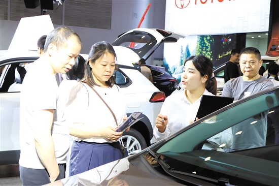 本報舉辦的大型車展吸引了許多消費者。