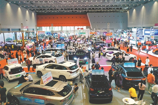 本報歷屆車展吸引許多市民看車、買車。