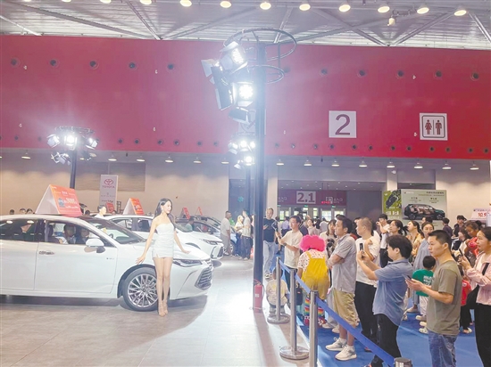 靚麗車模成為車展看點。