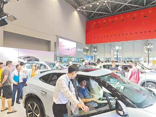 市民體驗車展的新款車型。