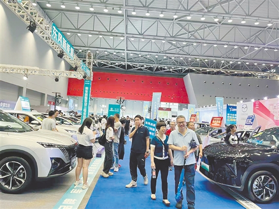 往屆車展現(xiàn)場都十分熱鬧。