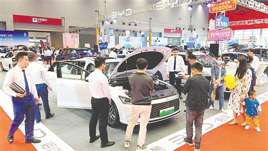 本報往屆車展設(shè)置的新能源汽車展區(qū)受消費(fèi)者歡迎。